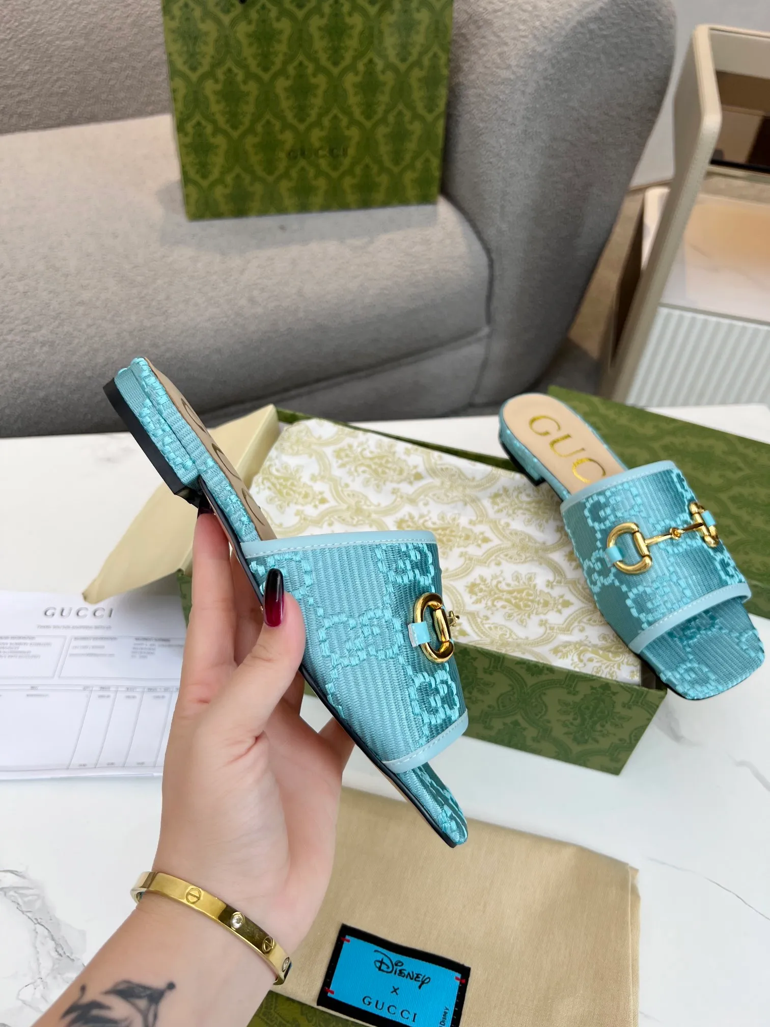 👟👟Ex-factory price 320👟👟 Genuine leather sole +30 👑GUCCI official website's latest hot model, the North Face cooperation model 2023 spring and summer sandals, top quality sale Purchase genuine product development. The material and craftsmanship are consistent with the original version (welcome to compare) Upper: Original jacquard double G cloth ➕Electric embroidery font ~ One-word upper Lining: Mixed sheepskin Outsole: Italian private mold rubber outsole Bottom thickness: flat Size number: 35-43